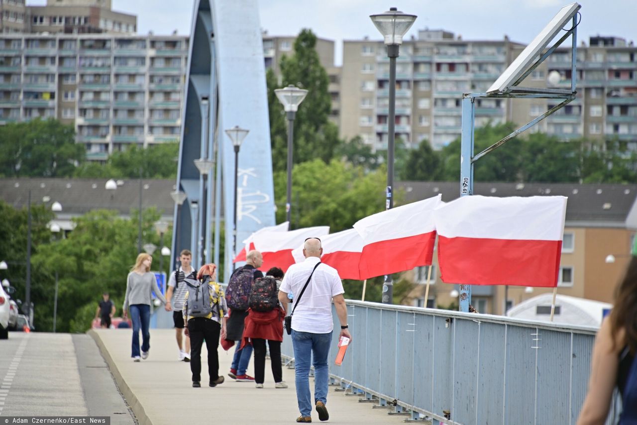 Niemiec oskarżony o znieważenie polskich flag na moście granicznym
