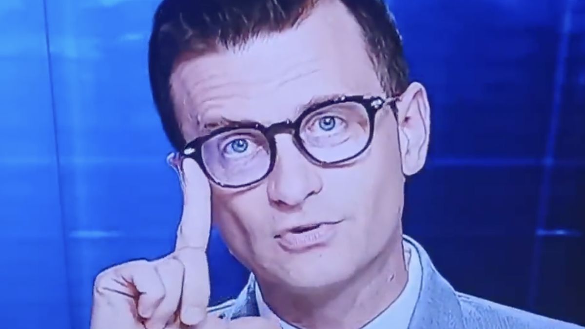 Adam Krzykowski pokazujący symbol Legii