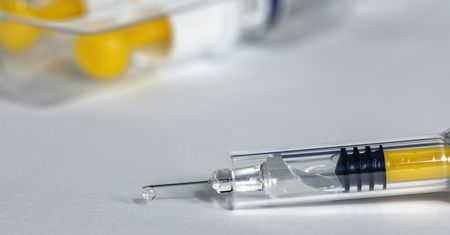 Rosja szerzy kłamstwa na temat szczepionki na COVID-19. Tak twierdzi szef sił zbrojnych Wielkiej Brytanii