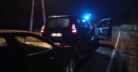 Uciekał przed policją, uderzył w radiowóz i zamknął się w aucie. Miał swoje powody