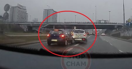 Walka kierowców o pas na ulicy. Nagranie z Warszawy. "Frustrat z opla"