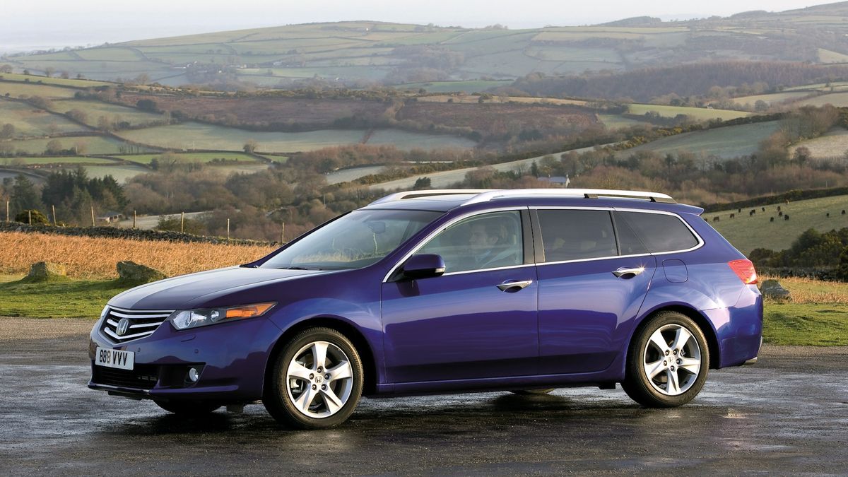 Pięć najlepszych kombi klasy średniej do 40 tys. zł. Najstarszym autem w zestawieniu jest Honda Accord.