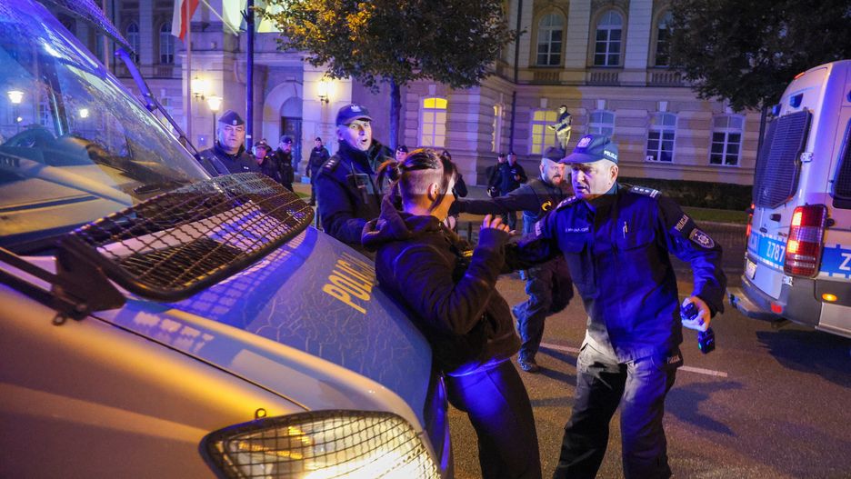 Warszawa, 02.10.2025. Interwencja policji podczas manifestacji propalestyńskiej w Warszawie, 2 bm. Uczetnicy rozpoczętej przed MSZ manifestacji przeszli pod siedzibę KPRM i Sejm, a następnie pod Pałac Prezydencki. Izrael ogłosił 2 bm. przechwycenie kilkudziesięciu zmierzających do Strefy Gazy łodzi Globalnej Flotylli Sumud (GSF). Flotylla Sumud to międzynarodowa inicjatywa z pomocą dla Strefy Gazy. Na pokładzie jednostek wchodzących w jej skład znajdują się przedstawiciele ponad 40 krajów, w tym również Polacy, wśród nich poseł na Sejm RP Franciszek Sterczewski. (jm) PAP/Paweł Supernak
