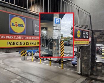 30 zł za każdą kolejną godzinę. Zaporowy cennik na parkingu Lidla w Zakopanem