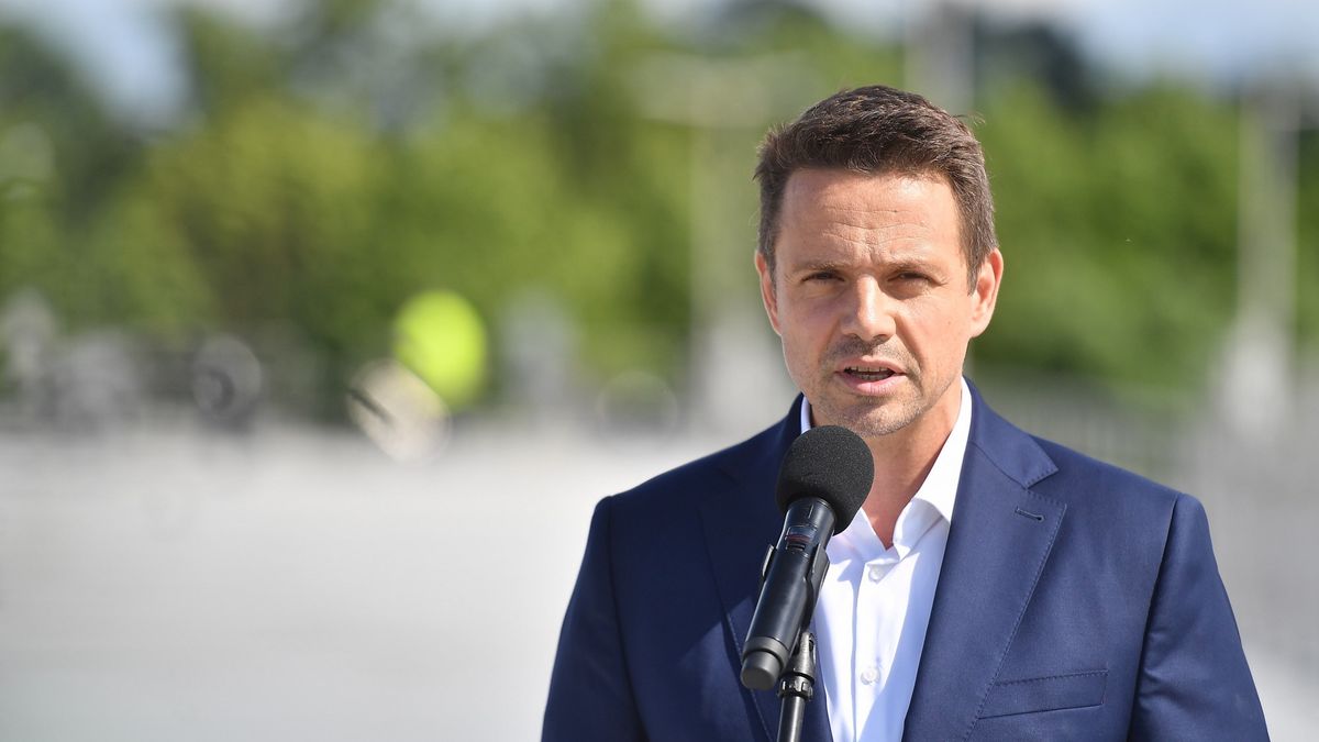 Emerytury bez podatku obiecuje Rafał Trzaskowski. 