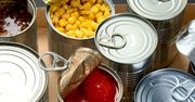 Polacy nieświadomie popełniają błąd. W lodówce ten produkt zamienia się w truciznę