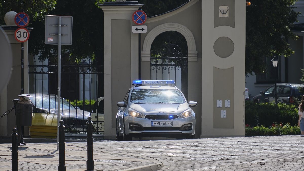 Radiowóz stojący przed Kurią Metropolitalną