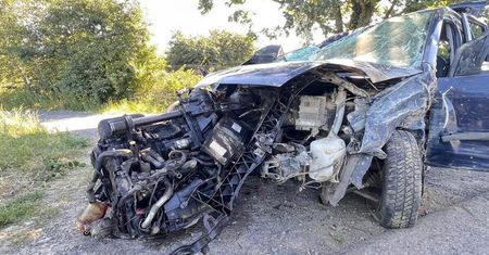 Pijany rajd nastolatków pod Lublinem. 16-latek bez prawa jazdy rozbił się na drzewie i dachował [ZDJĘCIA]