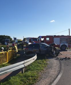 Wypadek na trasie Chojnice-Bytów. Dwie osoby były zakleszczone w aucie