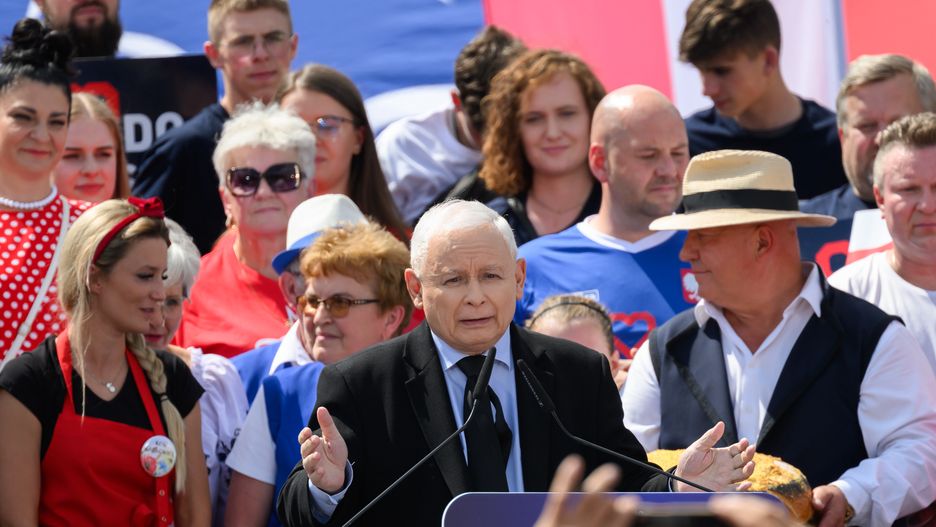 Połajewo, 30.07.2023. Prezes Prawa i Sprawiedliwości, wicepremier Jarosław Kaczyński (C) podczas pikniku rodzinnego z cyklu "Z miłości do Polski" w miejscowości Połajewo, 30 bm. (jk/amb) PAP/Jakub Kaczmarczyk