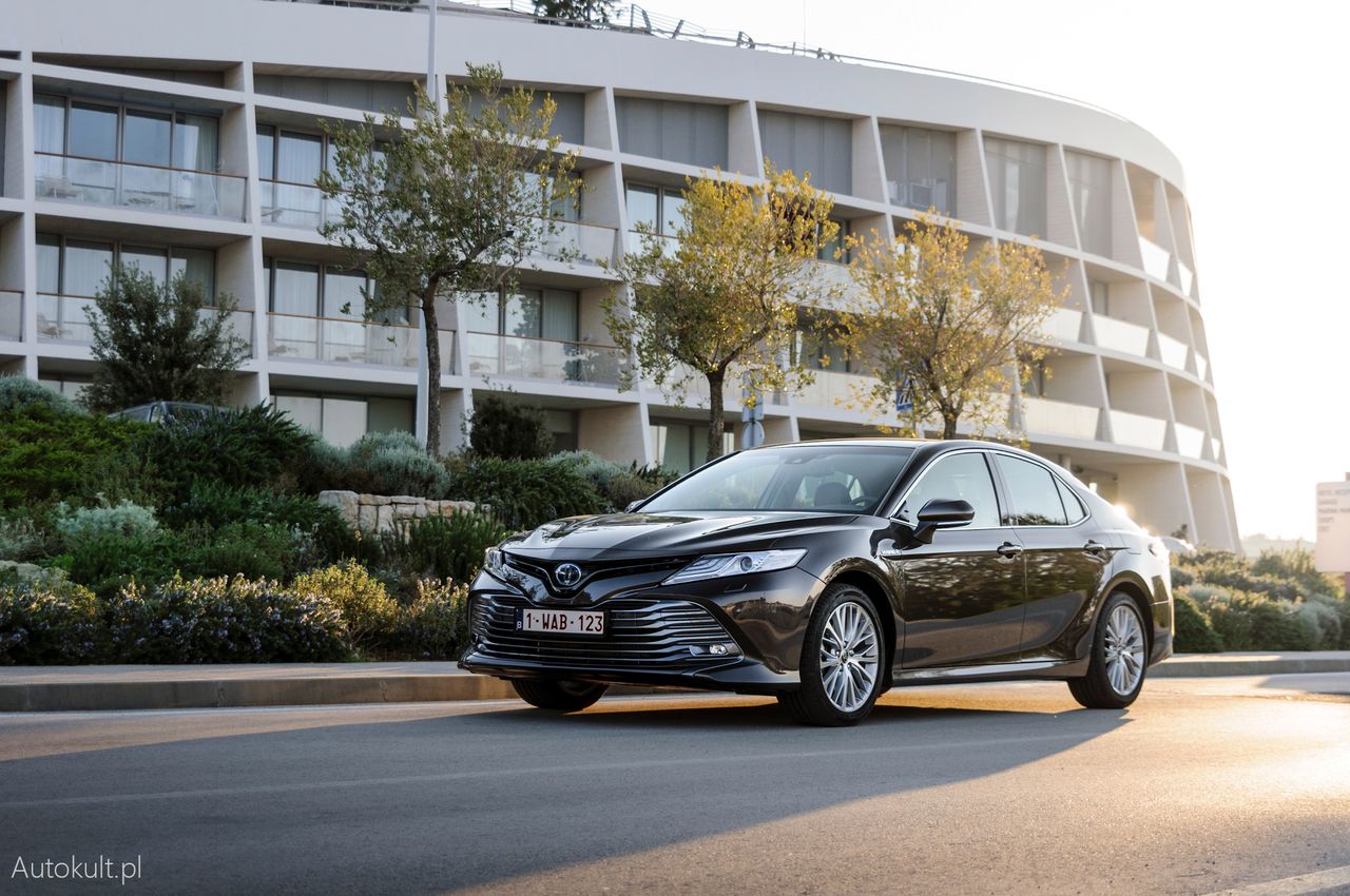 Toyota Camry wróciła. Hybrydowy sedan bierze na celownik menedżerski segment