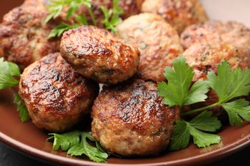 Babciny sposób na soczyste mielone. Dietetyk nie pochwali tego triku