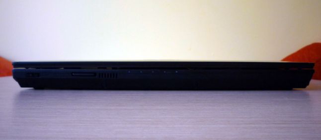 ASUSPRO B33E - front (przełącznik WiFi/BT, czytnik kart pamięci)