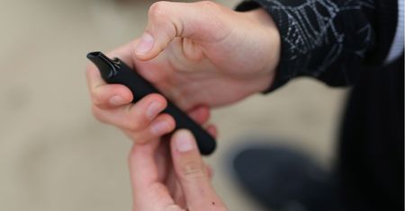 Palą już nastolatki. Onkolog stanowczo: "Chemiczna zupa"