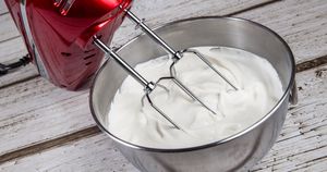 W tym deserze świetnie sprawdza się bita śmietana