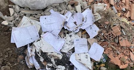Węgierski skandal. Znaleziono nadpalone karty do głosowania z wyborów na Węgrzech