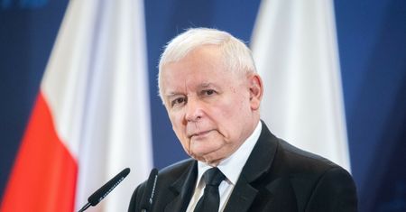 Smartfony zagrażają rządowi? "Prowadzą politykę wstydu"