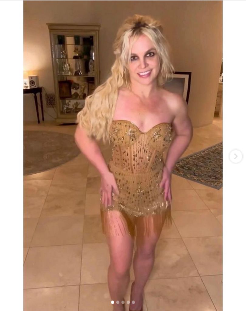 Spocona Britney Spears wygina się na tle graffiti