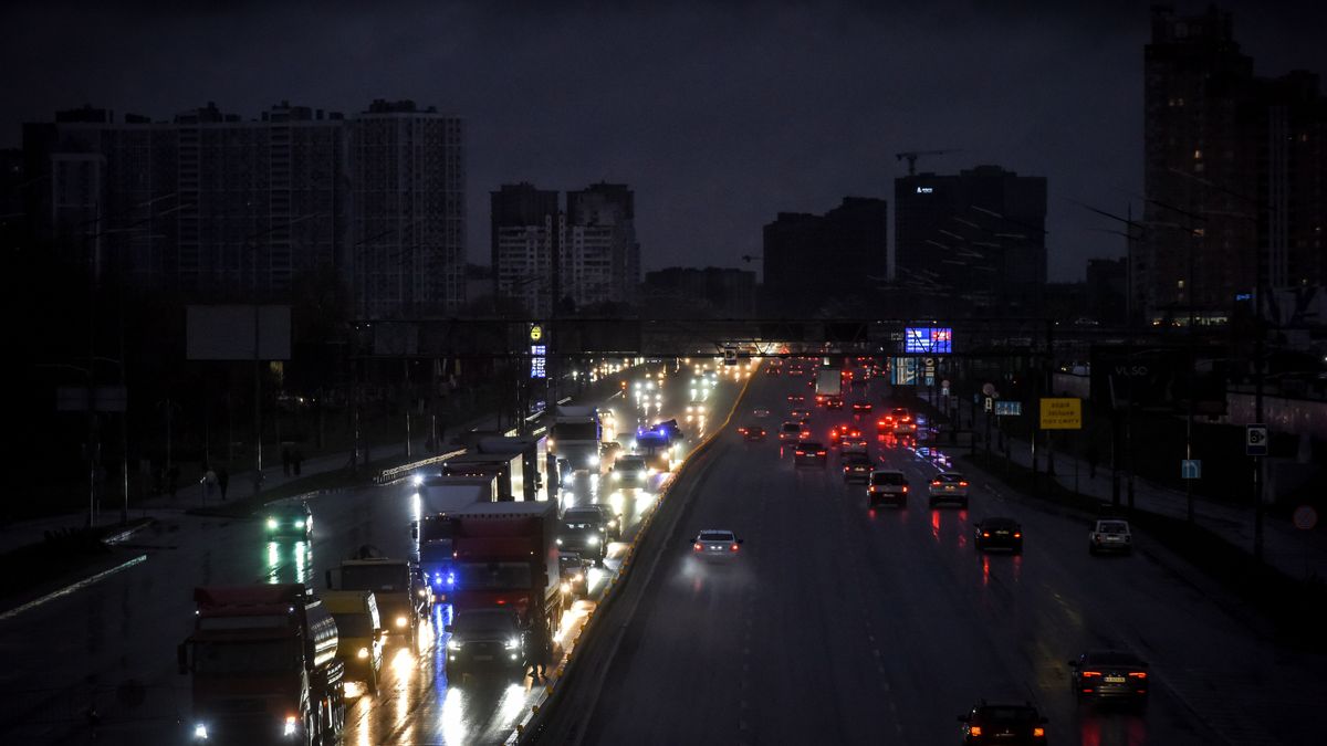Cars stand in traffic on a dark avenue after the lights were switched off due to scheduled power cuts that were introduced in Kyiv, power operator Ukrenergo said, following the destruction of Ukrainian power stations by Russian strikes, in Kyiv, Ukraine, 03 November 2022. Russian troops entered Ukrainian territory on 24 February, starting a conflict that has provoked destruction and a humanitarian crisis. EPA/OLEG PETRASYUK Dostawca: PAP/EPA.