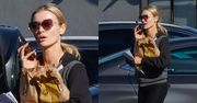 Naturalna Joanna Krupa z bajglami pod pachą wisi na telefonie w Los Angeles (ZDJĘCIA)