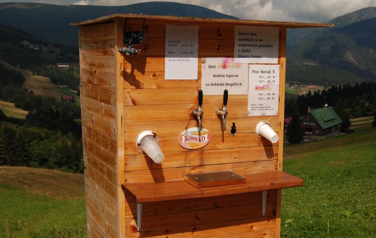 Automat z piwem w Karkonoszach. Czy turyści po spożyciu to problem gór?