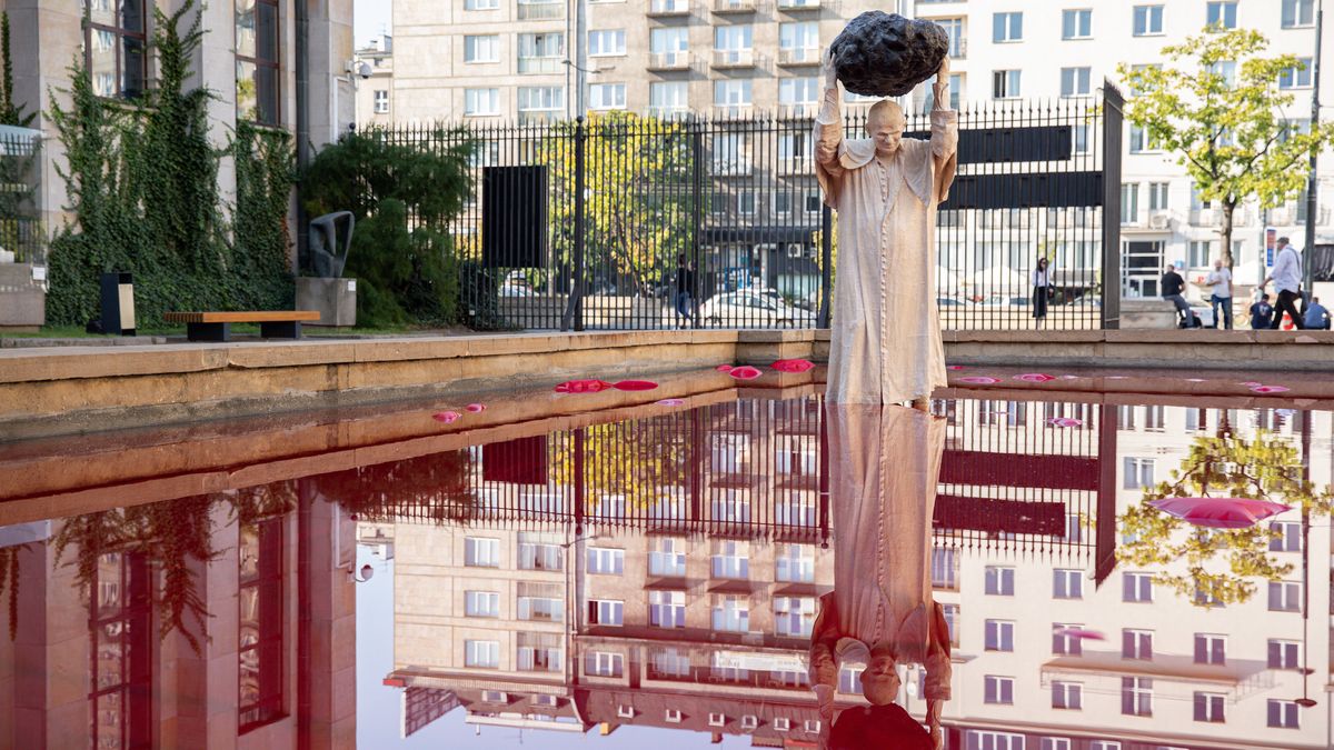 Dziwny pomnik Jana Pawła II