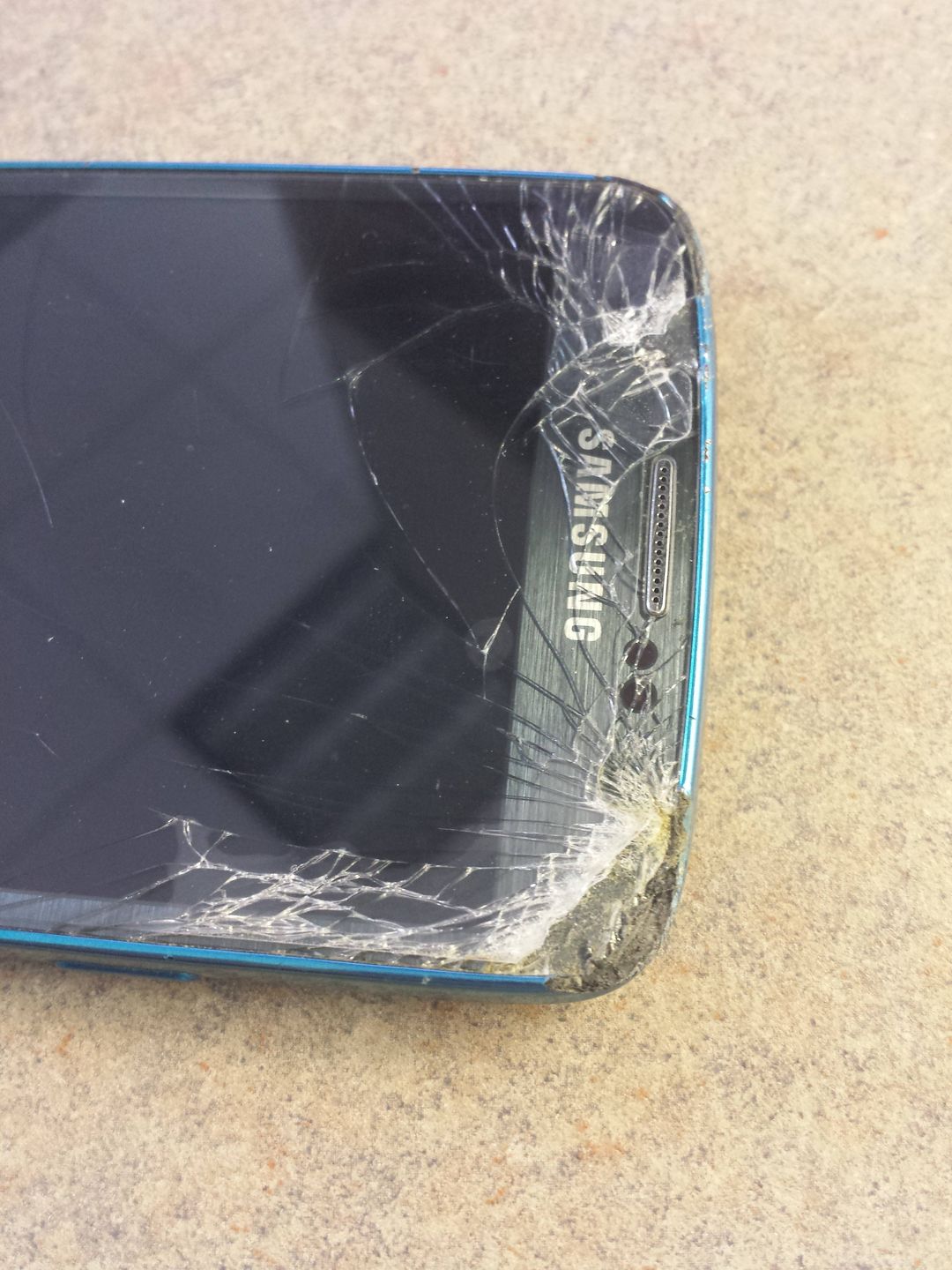 Galaxy S4 Active wpadł pod kosiarkę. Jak sobie poradził? 6