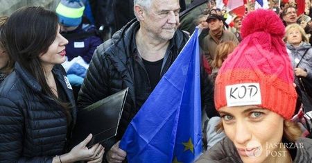 Gwiazdy na manifestacjach w obronie demokracji: Tomasz Lis, Marek Kondrat z żoną, Kuba Wojewódzki