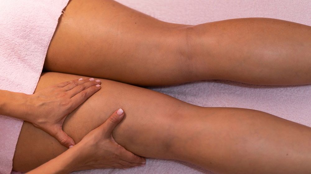 Uważaj na ból w tych miejscach. To możliwe oznaki wysokiego poziomu cholesterolu