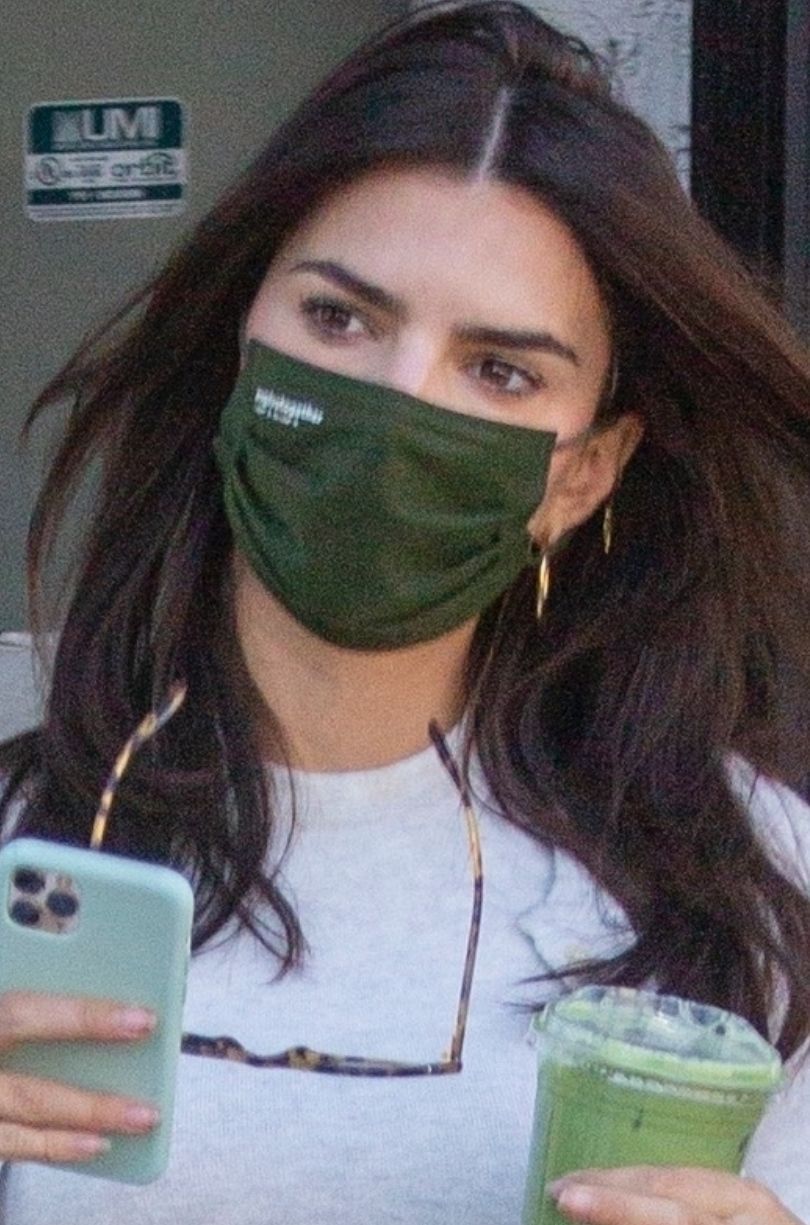 Emily Ratajkowski eksponuje ciążowe krągłości, paradując po Los Angeles w krótkim topie