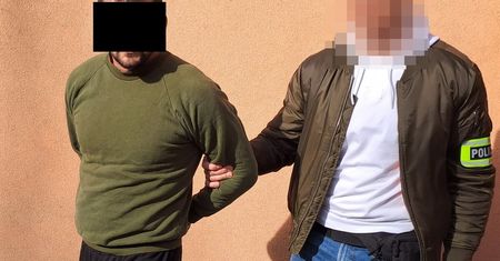 Szedł ulicą, napadli go bez słowa. Sprawcy pobili i zabrali portfel i kosztowności 25-latkowi