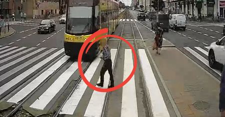 Niemal wszedł pod tramwaj. Pokazali nagranie. "Smartfonowe zombie"