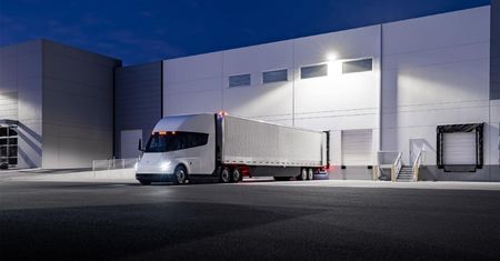 Ciężarówka Tesla Semi już jeździ. I to jak!