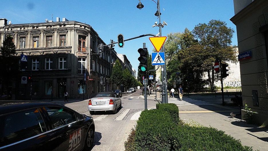 Skrzyżowanie Jaracza i Wschodniej - kostka na jezdni pozostawia wiele do życzenia