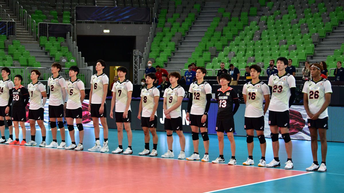 Japanese volleyball team pose during the men Volleyball World Championships in Ljubljana, Slovenia, 26 August 2022. EPA/IGOR KUPLJENIK Dostawca: PAP/EPA.