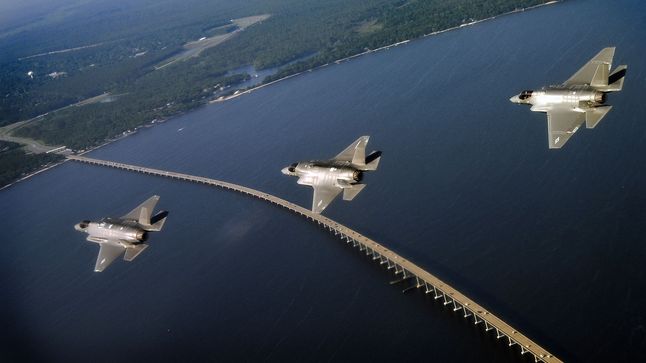 Wszystkie wersje F-35 w locie. Od lewej: F-35A, F-35B i F-35C