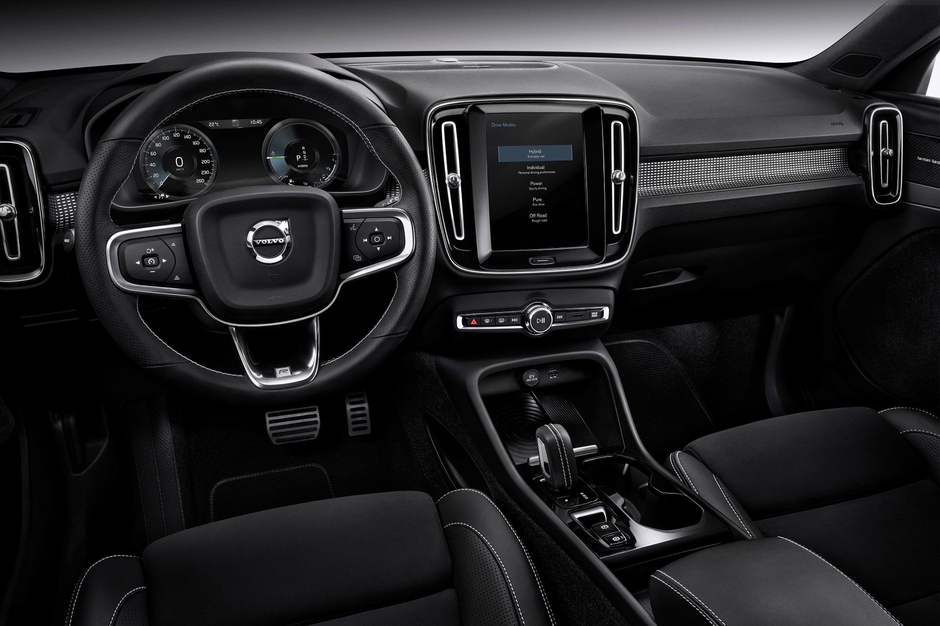 Volvo XC40 T5 posiada elegancką, dojrzałą kabinę (fot. Volvo)