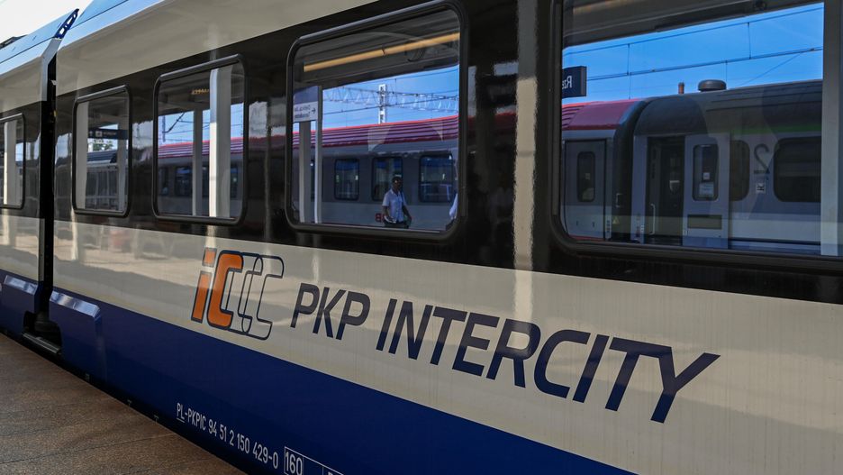 poci�g
Rzesz�w, 12.09.2023. Poci�g PKP Intercity stacji PKP w Rzeszowie, 12 bm. (dd/zkoc) PAP/Darek Delmanowicz
Darek Delmanowicz
dworzec, ilustracja, ilustracje, kolej, kolej�, peron, PKP, poci�g, podr�, torowisko, tory