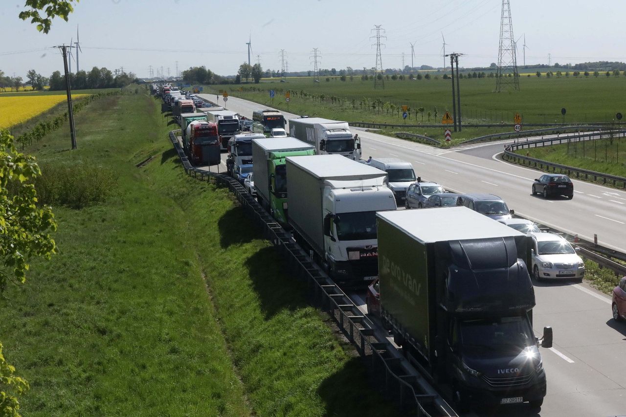 Jazda po autostradzie A4 to dzisiaj koszmar. Spore utrudnienia w kierunku Legnicy
