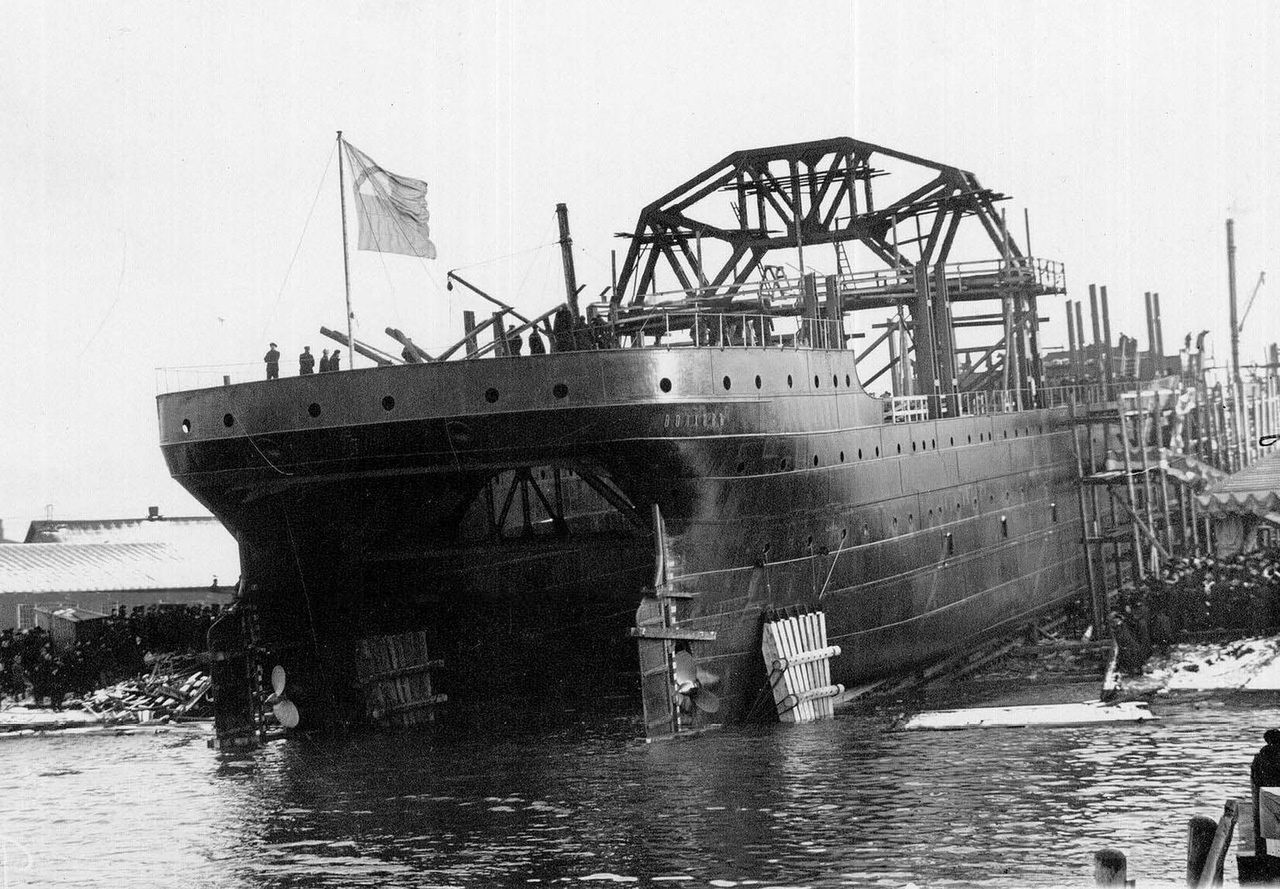Wodowanie okrętu w 1913 roku. Początkowo nosił nazwę "Wołchow"