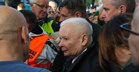 Manifestacja przed TK. Kaczyński grzmi: "Władza odrzuciła prawo"