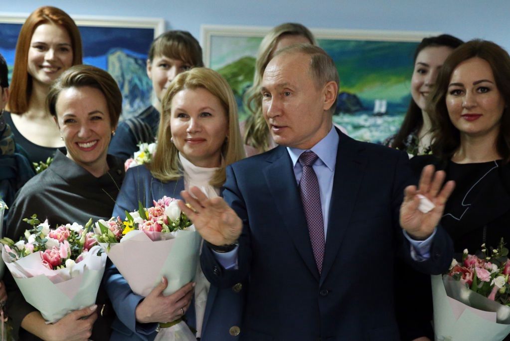 Władimir Putin podczas obchodów Dnia Kobiet 
