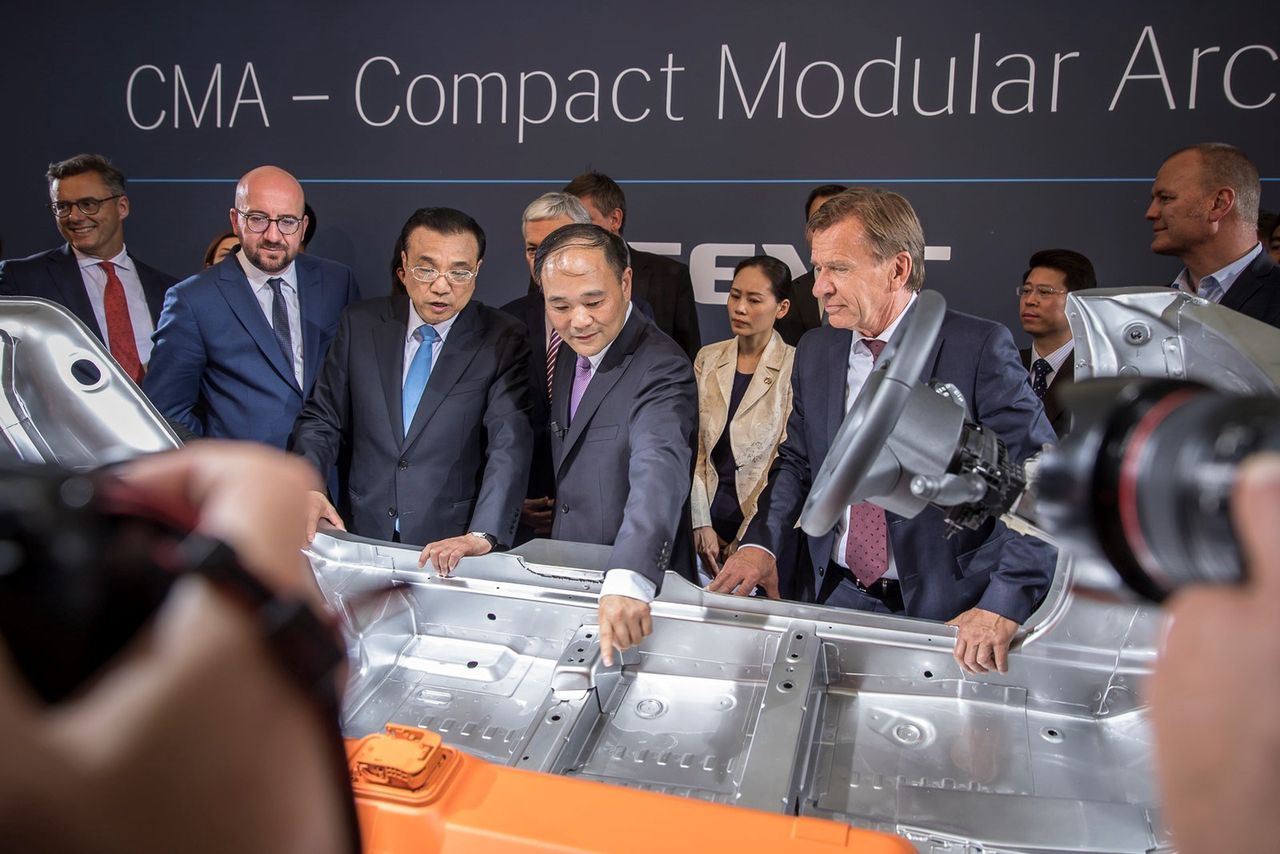 Karty w Volvo rozdaje szef koncernu Geely Li Shufu (pośrodku)