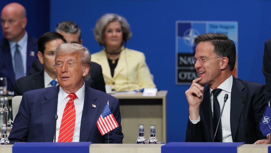 Haga, Holandia, 25.06.2025. Prezydent USA Donald Trump (L) oraz sekretarz generalny NATO Mark Rutte (P) podczas szczytu NATO w Hadze, 25 bm. (jm) PAP/Paweł Supernak