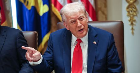 Model łuku triumfalnego na biurku Trumpa. Zauważyli dziennikarze