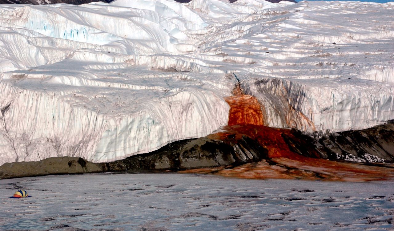 Wodospad Krwi na Antarktydzie. Na Ziemi takich miejsc jest więcej