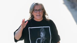 Rosie O’Donnell śpiewa z ofiarami Epsteina. "Jesteście bohaterkami"