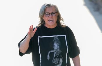 Rosie O’Donnell śpiewa z ofiarami Epsteina. "Jesteście bohaterkami"