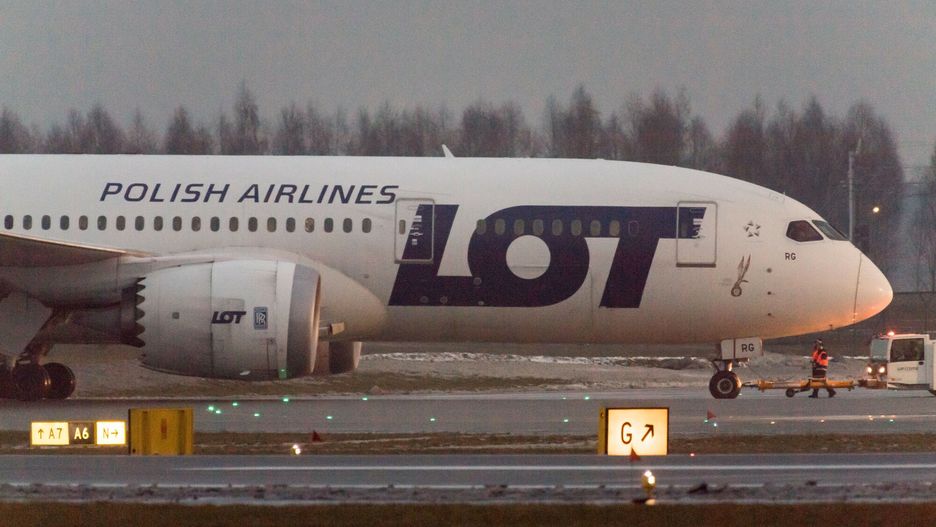 Część pasażerów musiała opuścić samolot. Zdjęcie ilustracyjne