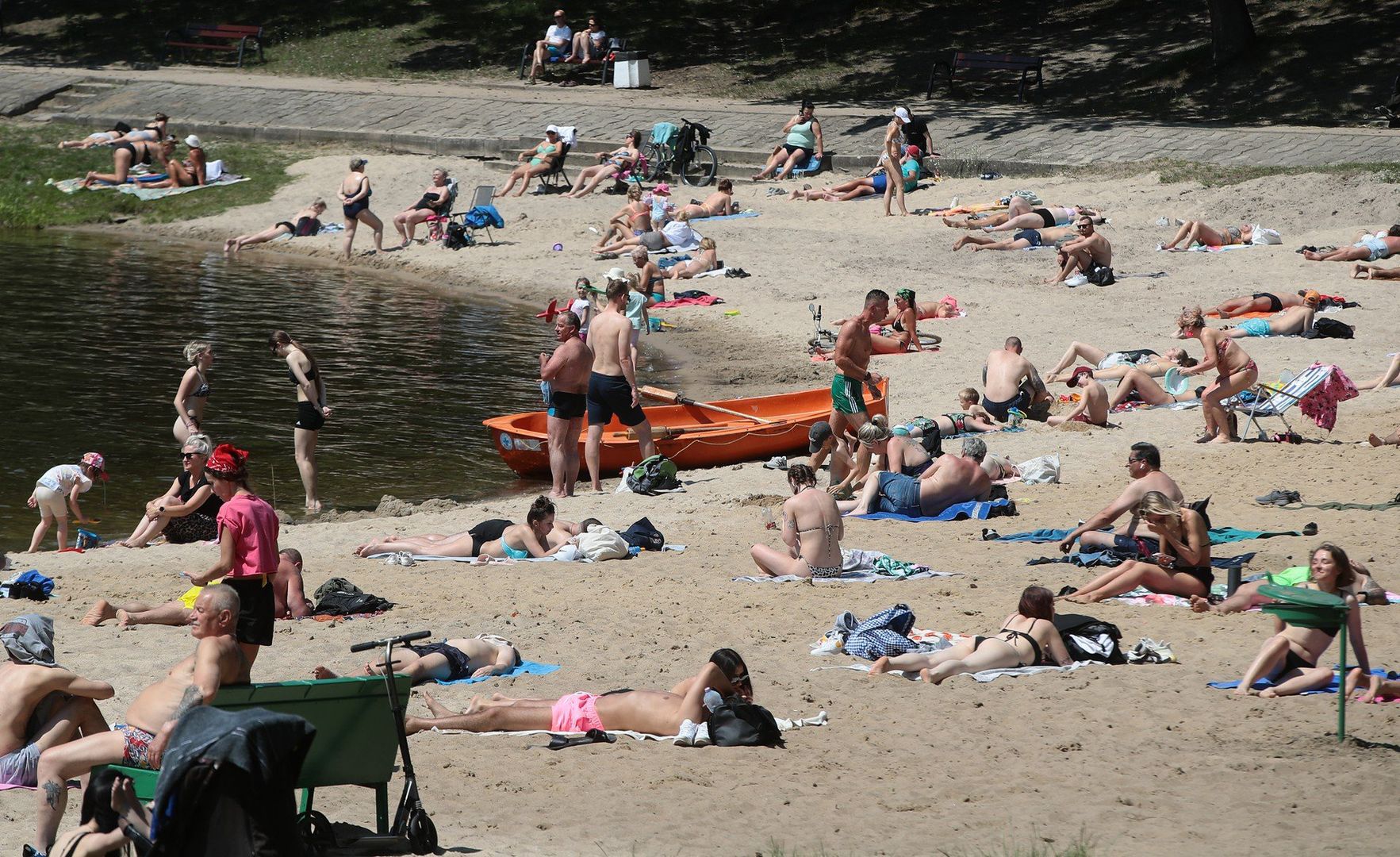 Odpoczynek w upał nad jeziorem Głębokim